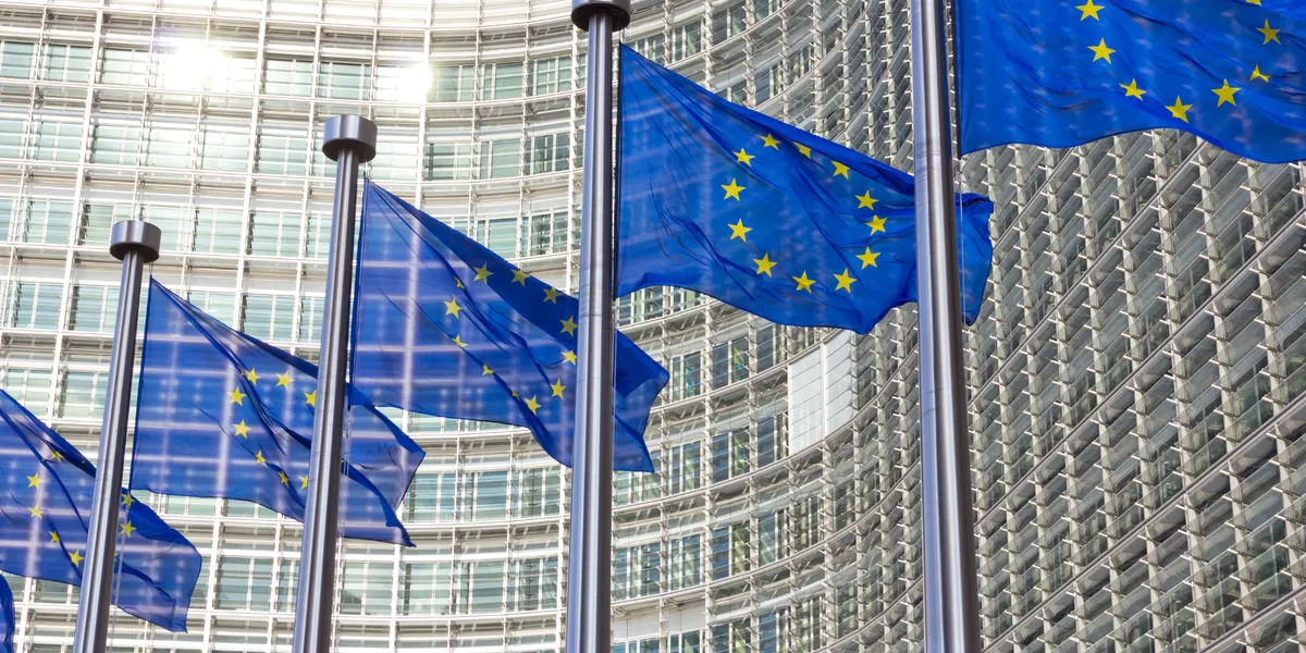 EU-kommissionen flaggor utanför EU-kommissionen
