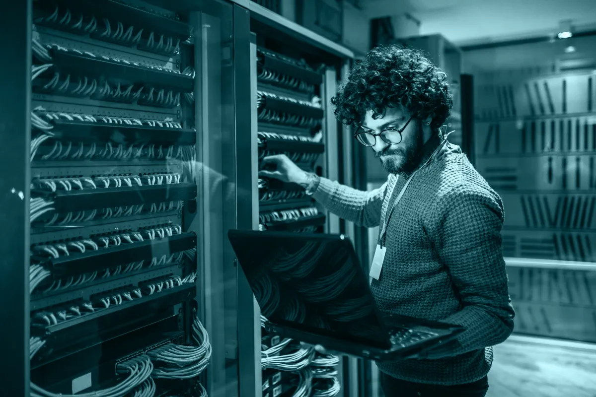 IT-specialist som hanterar molntjänster