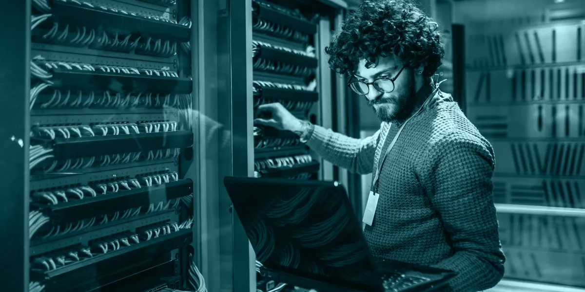 IT-specialist som hanterar molntjänster